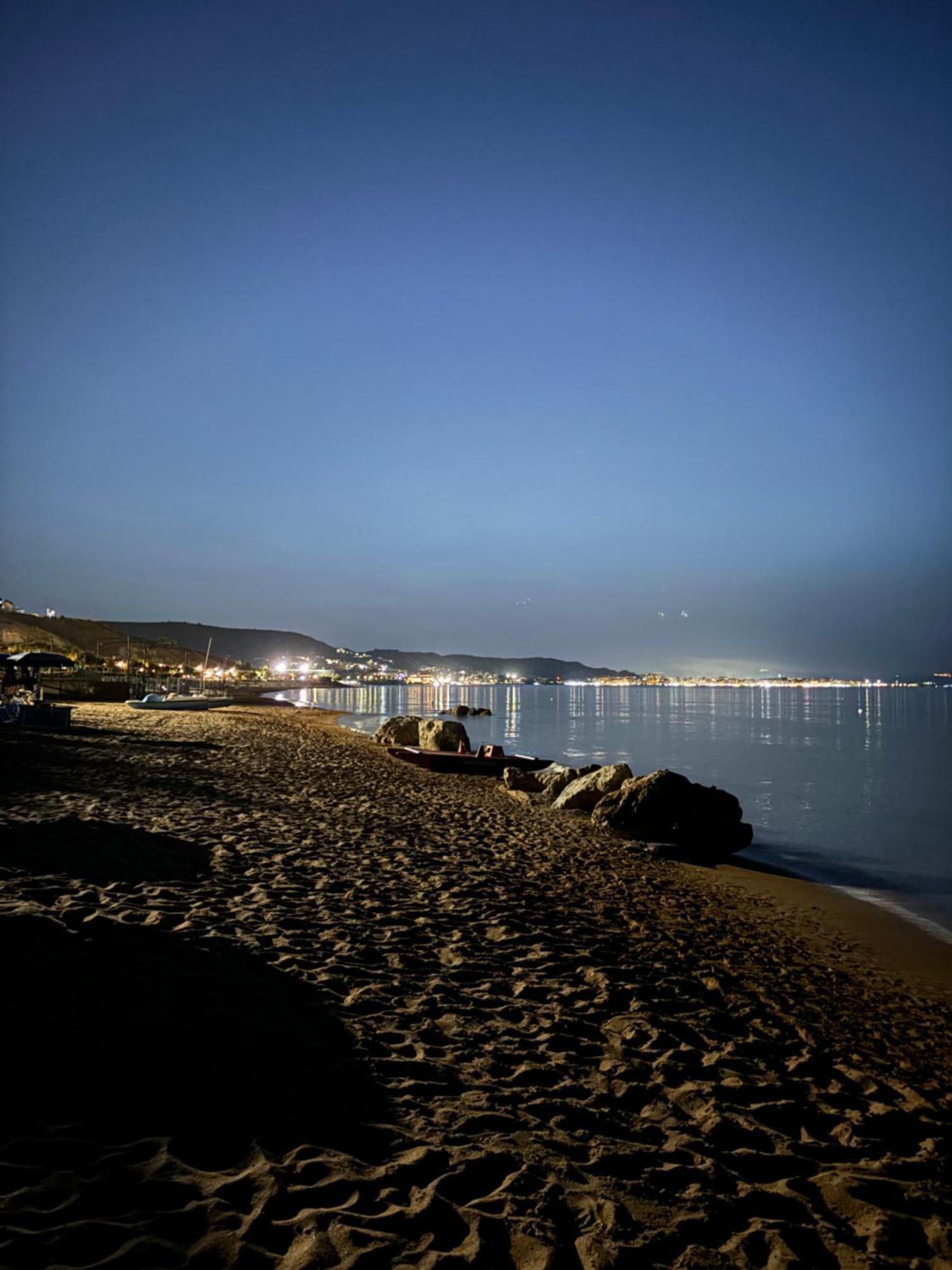 B&B A Un Passo Dal Mare Crotone Exterior photo